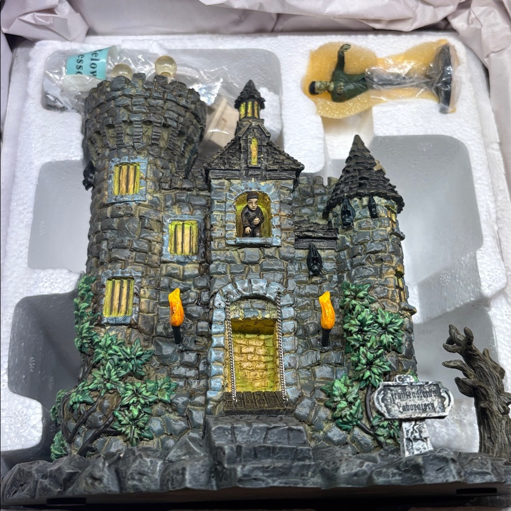 Hawthorne Village Halloween Universal Monsters ~ Frankenstein's Castle W/Figure - Picture 8 of 10
